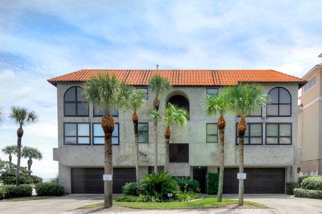1st image of 940 Beachview Dr APT 2