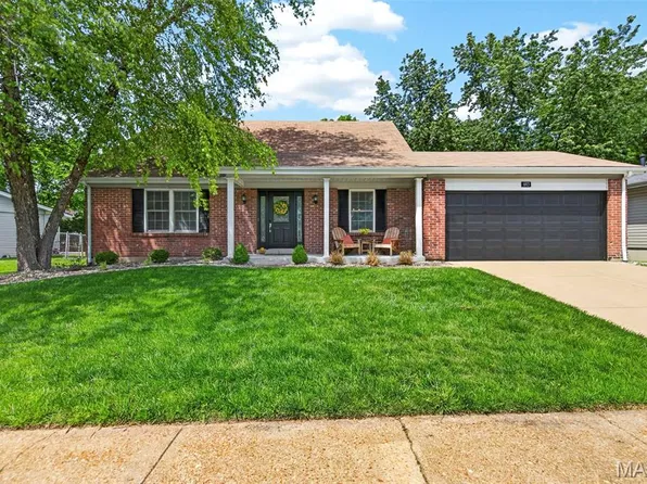 693 Rustic Valley Dr, Ballwin, MO 63021
