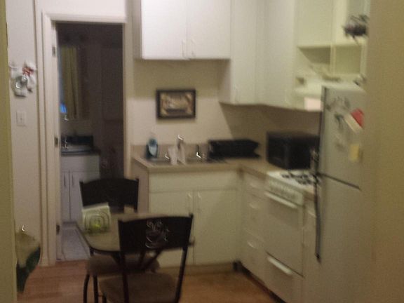 2nd image of 815 N Hermitage Ave APT 1F