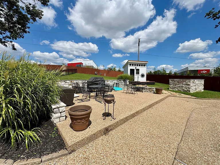 624 S Horsebarn Rd — Photo 10