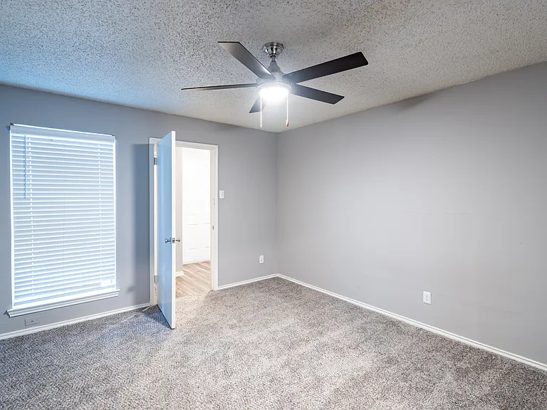 La Prada Place Apartments — Photo 31
