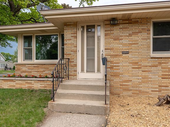 4th image of 555 Arlington Ave W