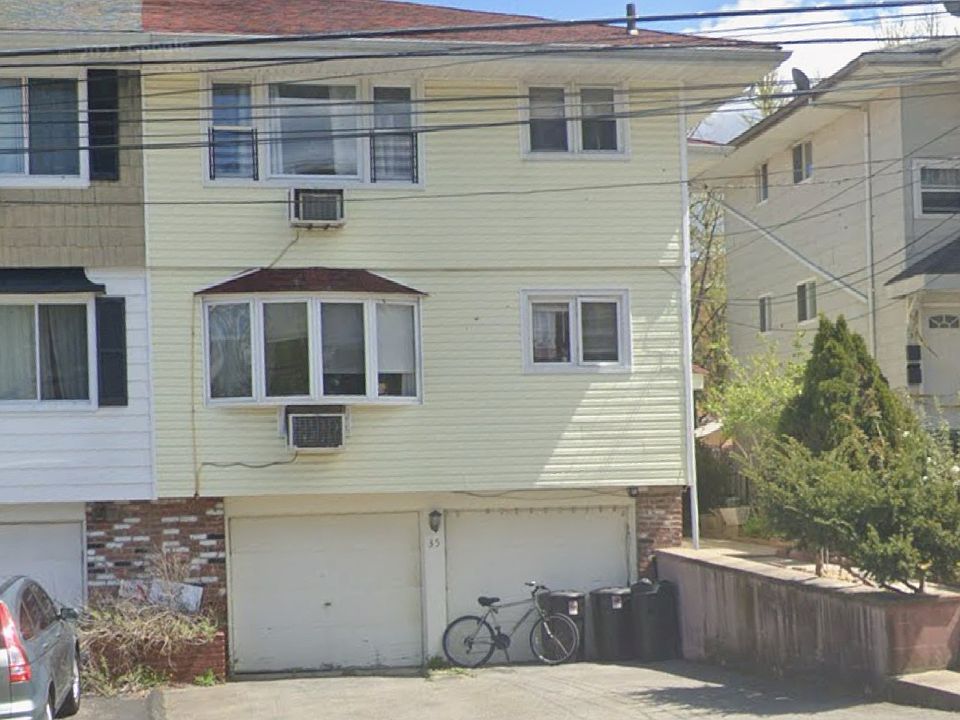 1st image of 35 Valerie Dr Floor 1