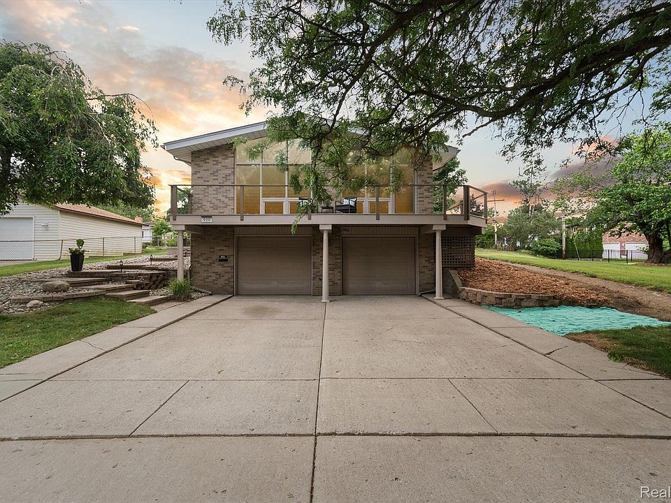 1st image of 920 Carrington Dr
