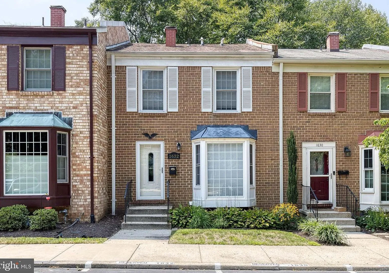 Welcome to this beautifully renovated 3-bedroom, 2-full and 2-half-bath home, ideally located in ... — Photo 1