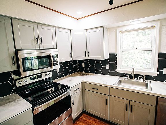 5th image of 31 Lafayette Ave