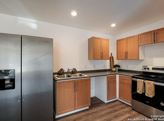 5th image of 6203 Elm Valley Dr