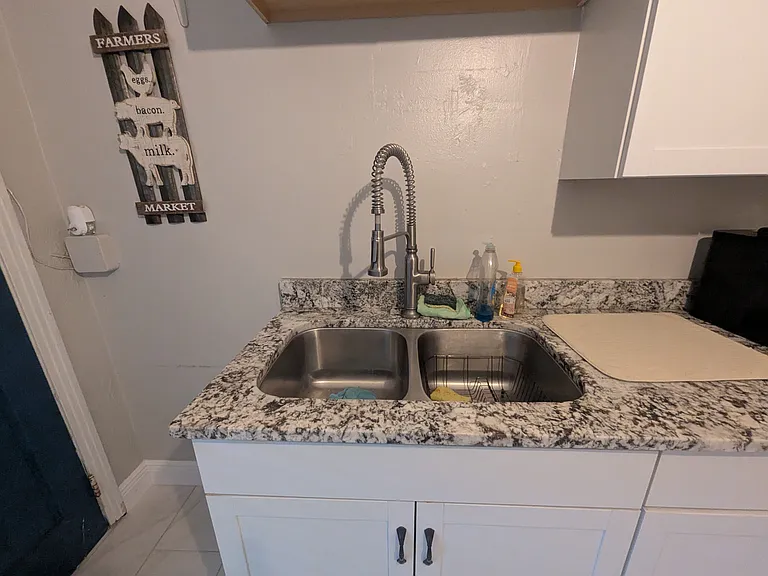 1039 E Walnut St — Photo 6