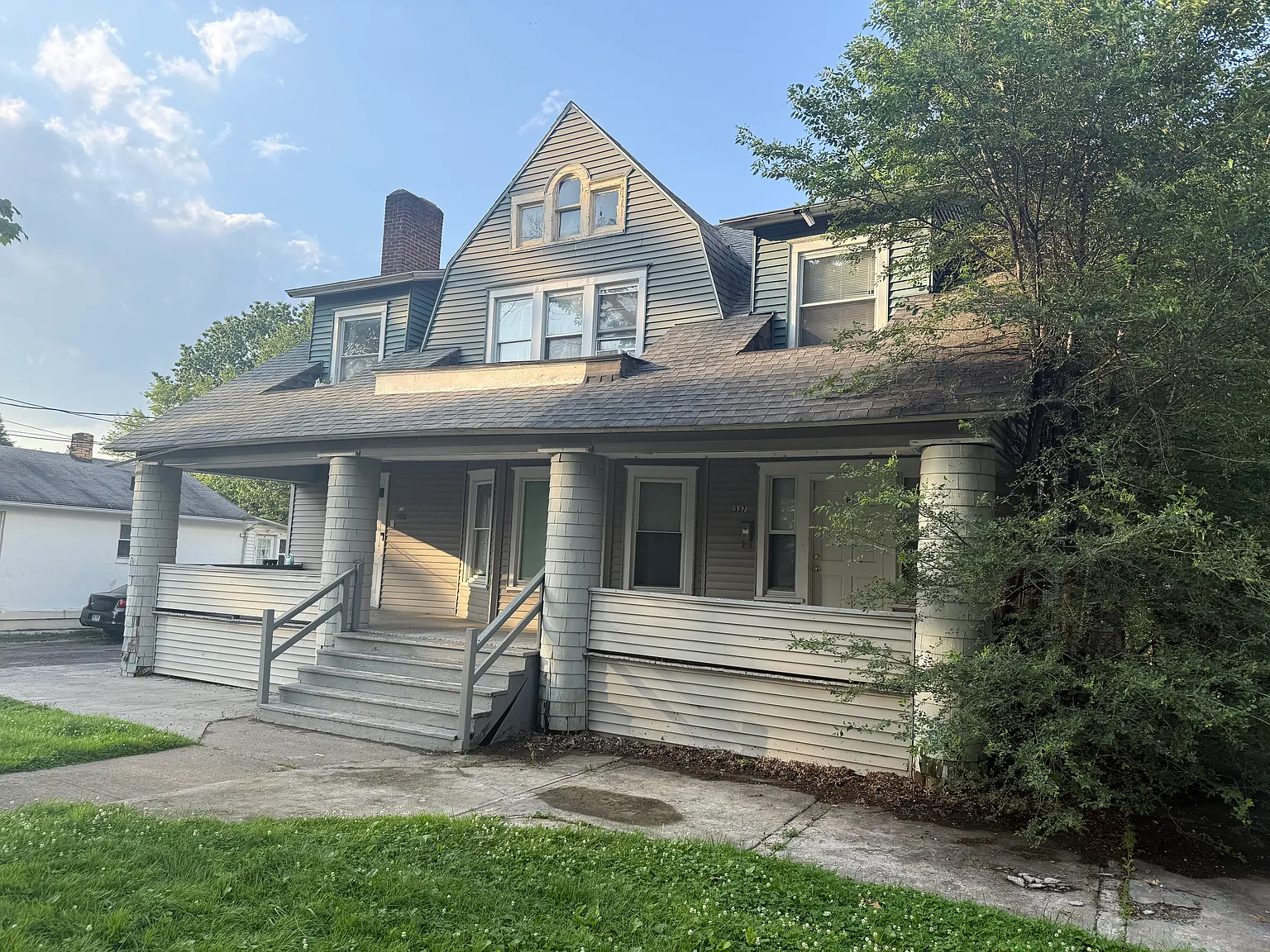 337 Riverside Dr — Photo 1