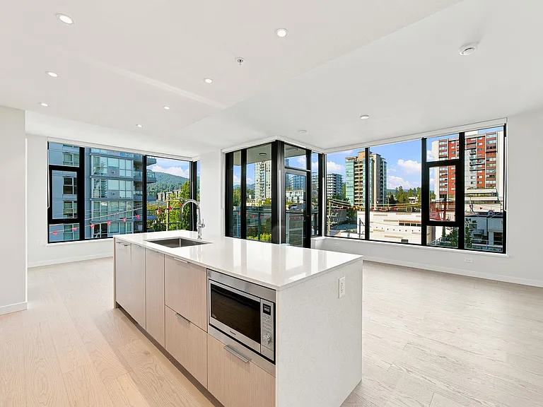 128 W 15th St #403 — Photo 3