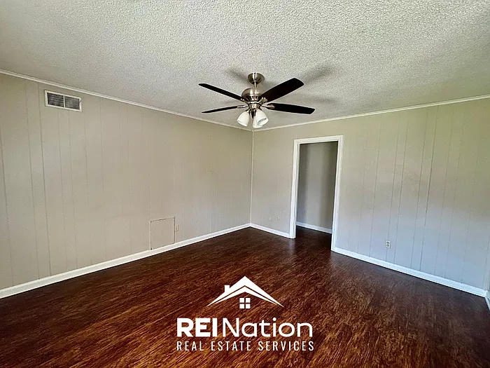 3 bed, 1.5 bath, 1296 sqft, $1,595 — Photo 3