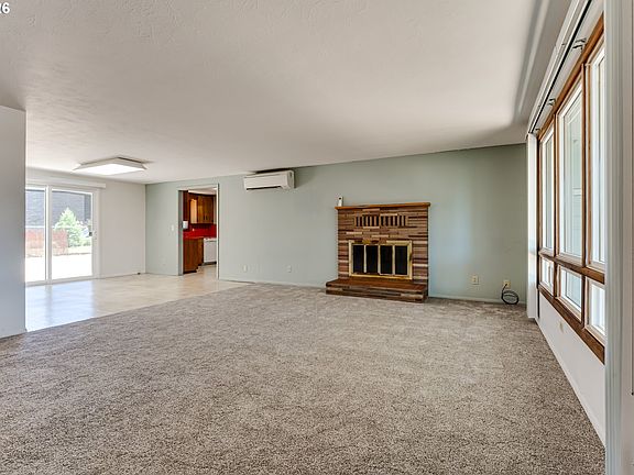 5th image of 2093 Grove St
