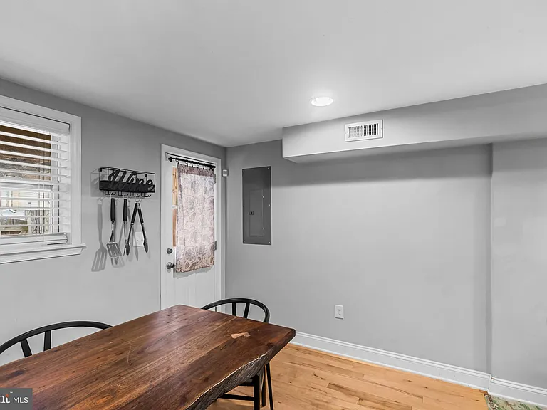 601 S Rose St — Photo 6