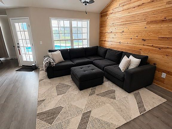 2nd image of 4053 Meadow Cir