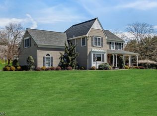 2 Hook Mountain Dr, Annandale, NJ 08801