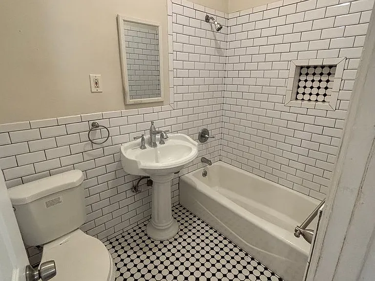 920 Spence St — Photo 7