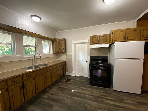 5th image of 512 E Douglas St
