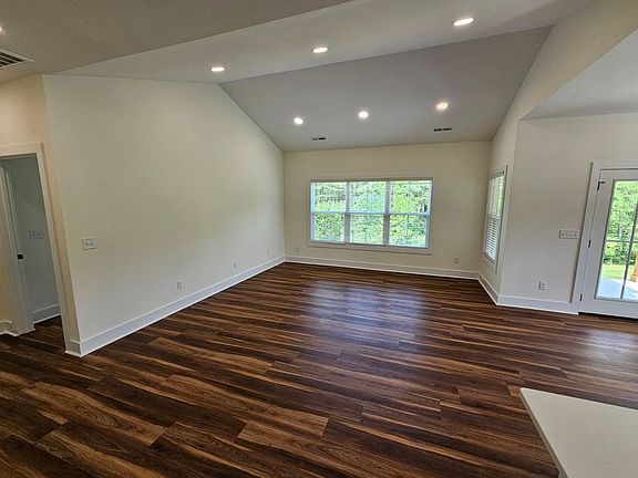 4th image of 531 Creekview Ln