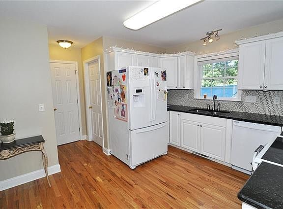 4th image of 3176 Saint Vincent Dr