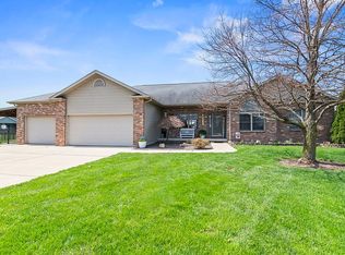 900 Maple Grove Ln, Williamsville, IL 62693