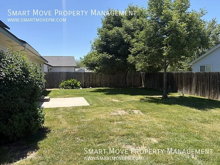1067 N Crestley Ave — Photo 23