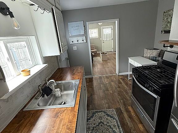 3rd image of 1105 W Elm Tree Rd