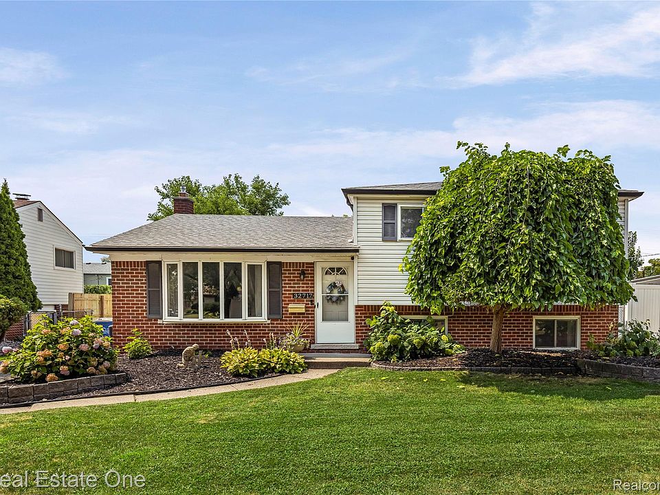 1st image of 32717 Beechwood Dr