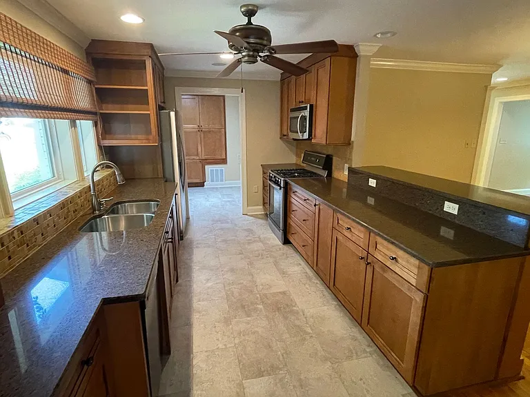 105 Norman Ln — Photo 4