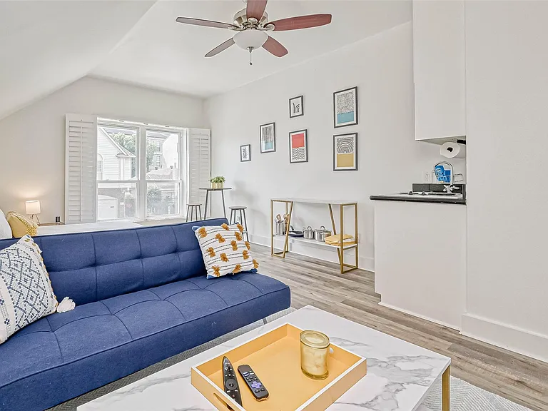 2112 Harold St — Photo 1