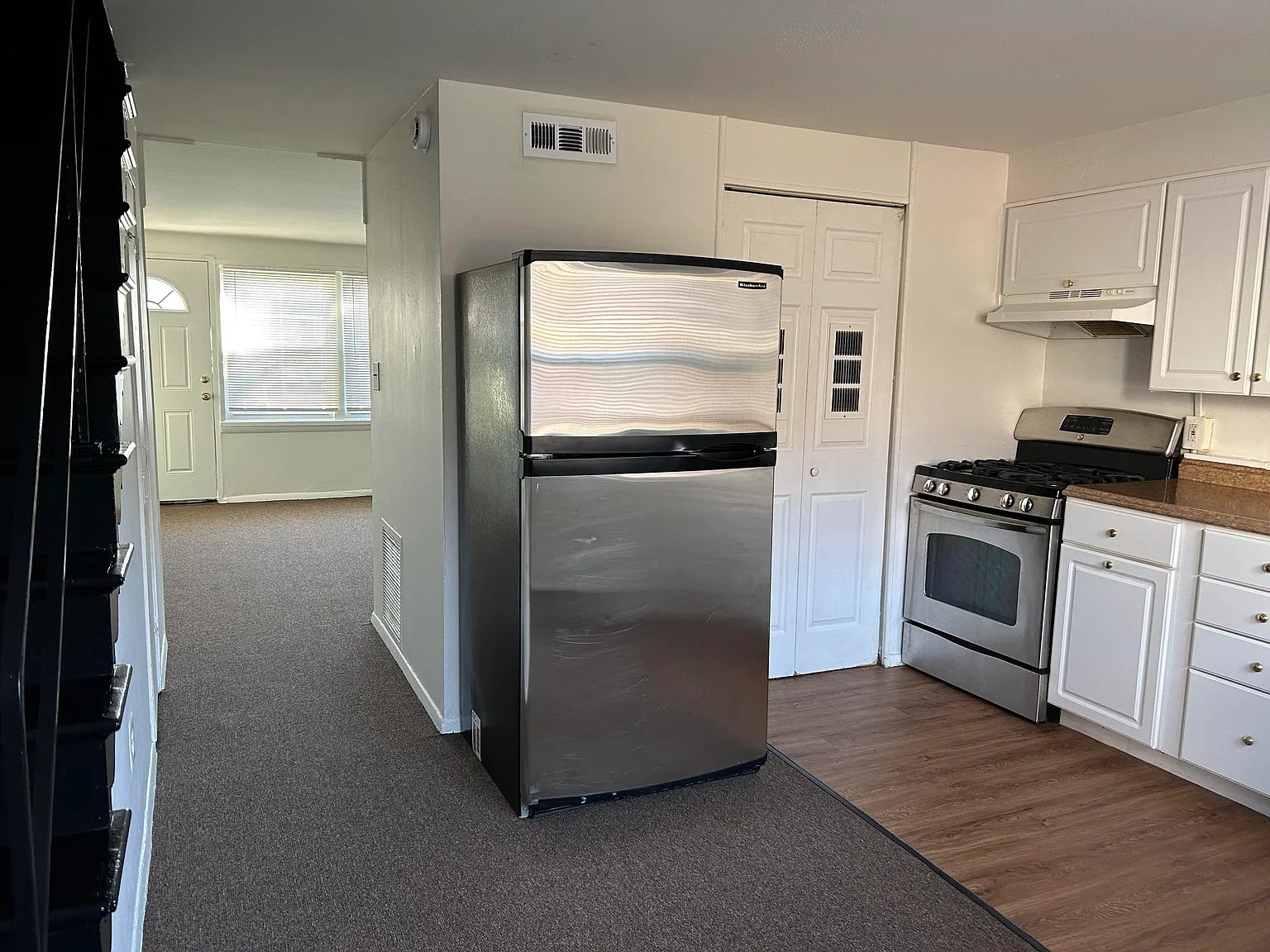 3 bed, 1024 sqft, $1,600 — Photo 2