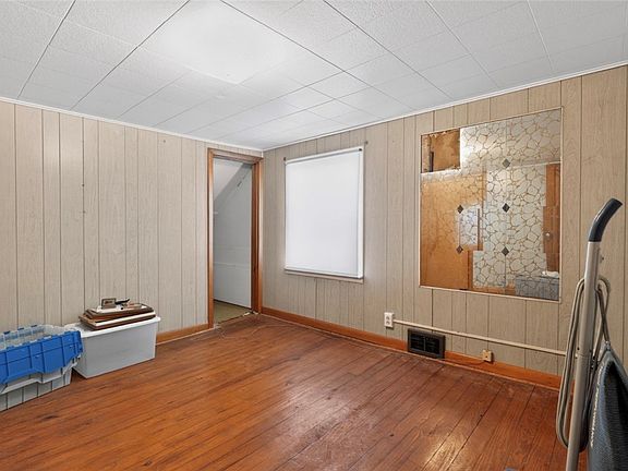 5th image of 35 E Elm St