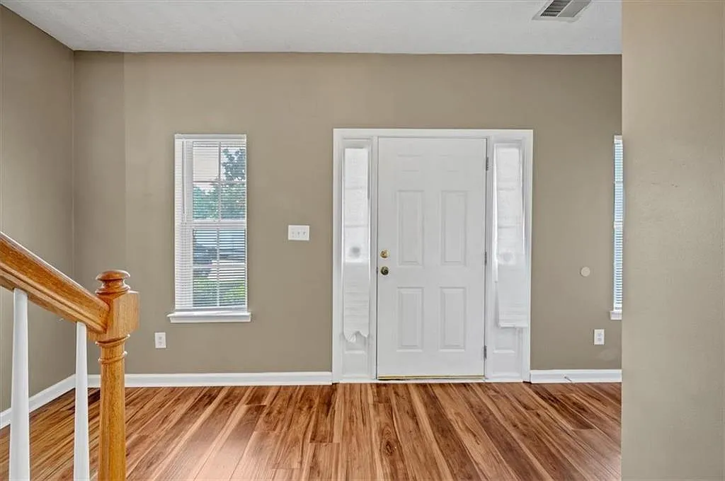 3 bed, 2.5 bath, 1640 sqft, $2,100 — Photo 3