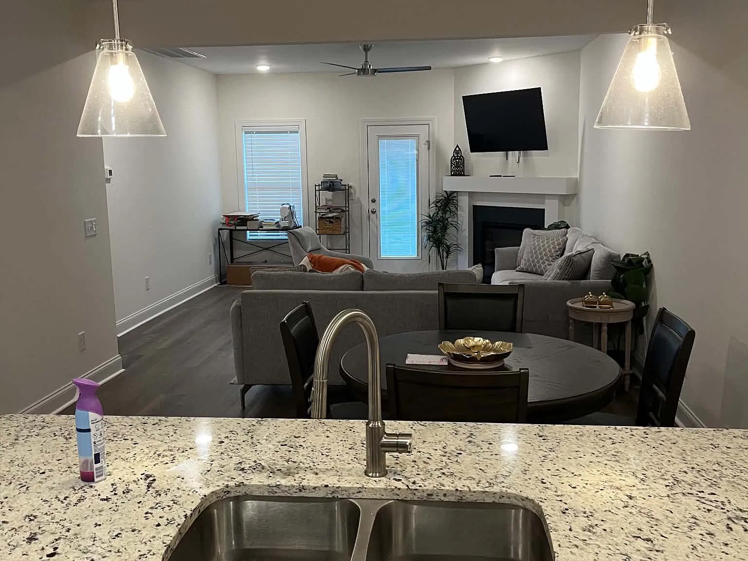 3 bed, 2079 sqft, $2,200 — Photo 2