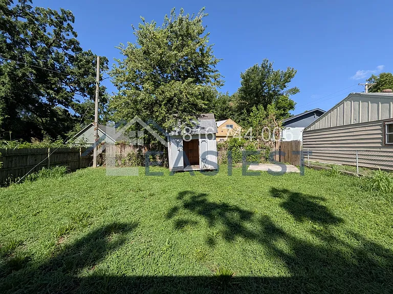 2402 S Claremont Ave — Photo 18