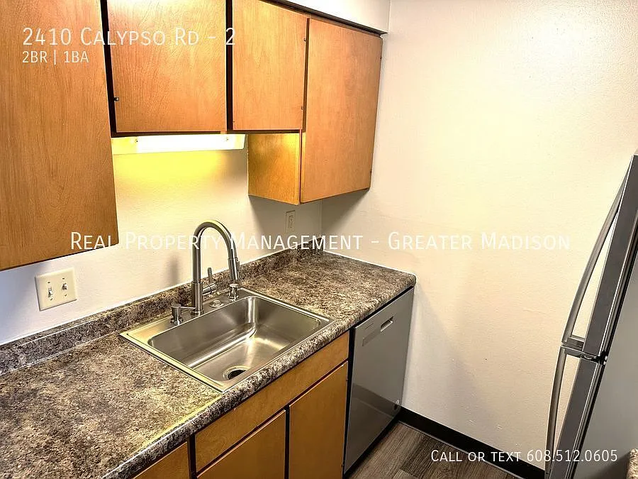 Beautiful Fully Remodeled 2 Bedroom Apartment On Madison's East Side. Heat And Water Included — Photo 3