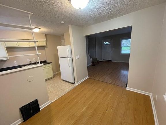 3rd image of 2063 W Mound St