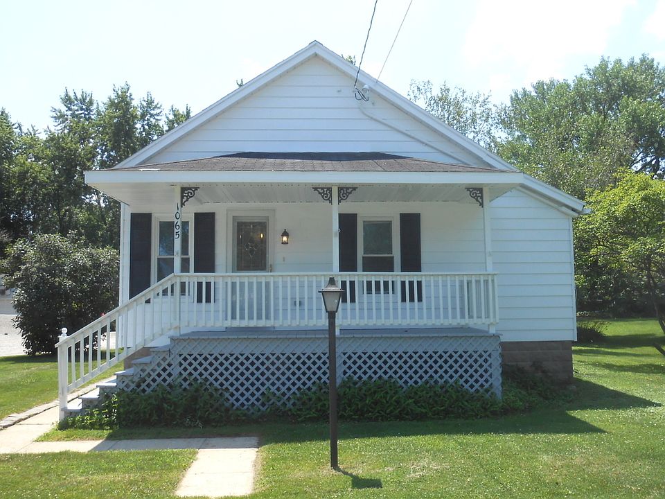 1st image of 1065 E North St