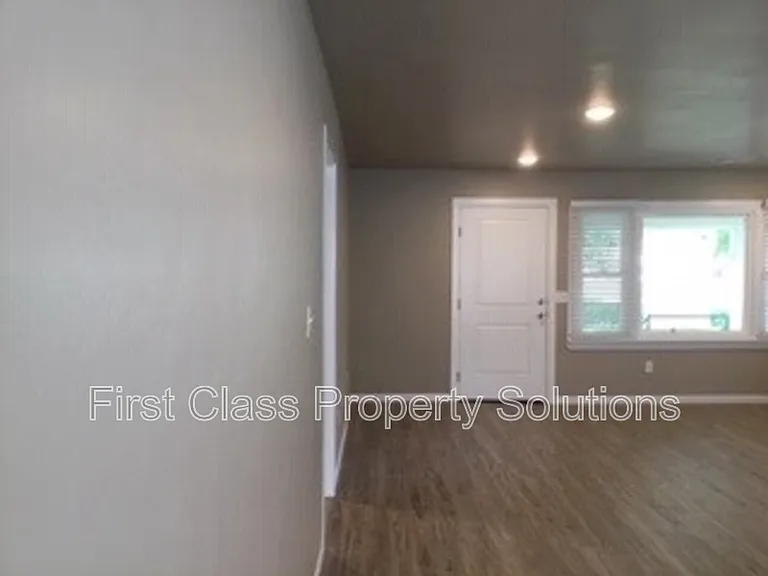 7001 NW 45th St — Photo 7