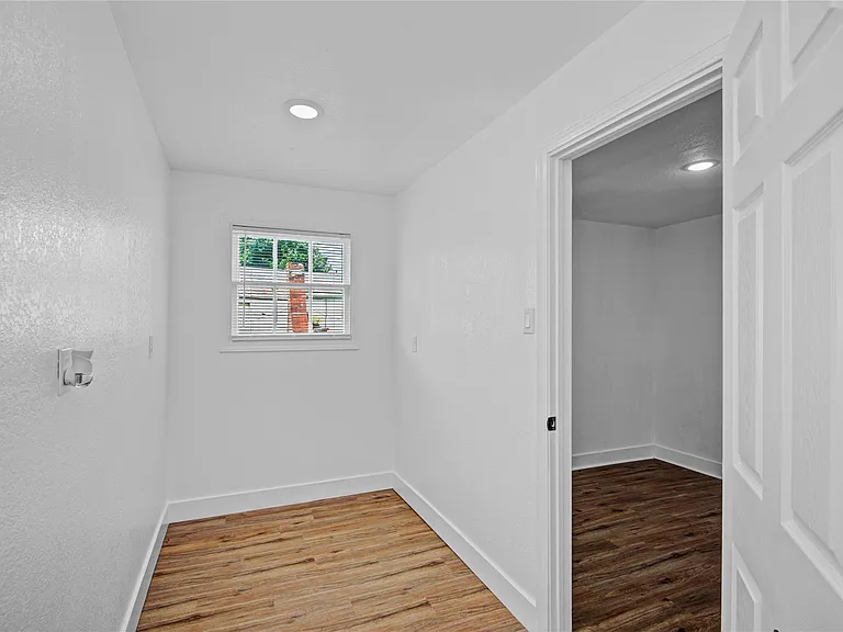 1203 W 6th St — Photo 18