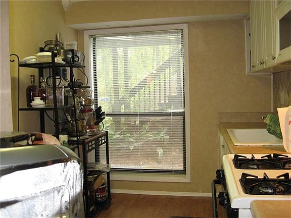 3rd image of 1310 Cumberland Ct SE