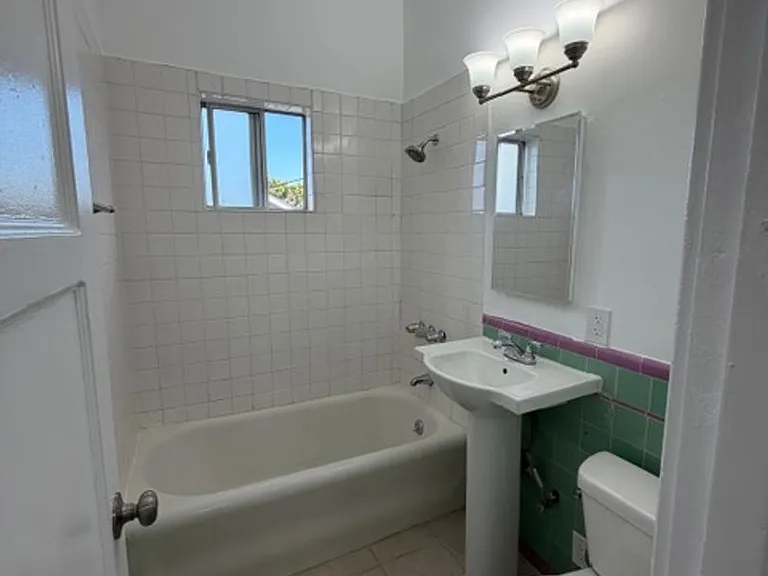 512 N Alexandria Ave — Photo 14