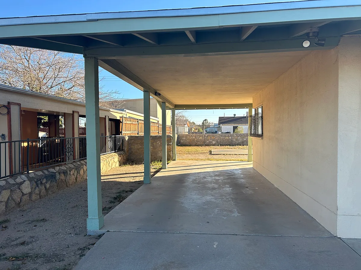 Building Photo - Guadalupe Dr