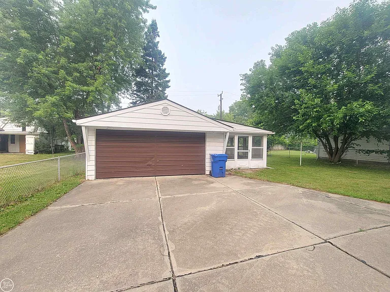 24203 Pingree Ave — Photo 3