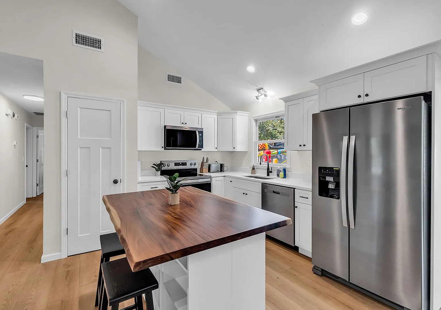 Fully upgraded, Pet-Friendly, Three Bedroom Furnished Home is Now Available in NMB! — Photo 4