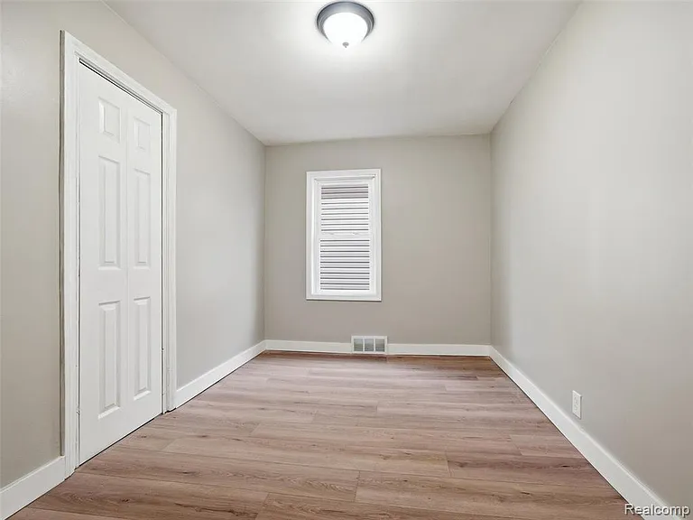 1027 E Milton Ave — Photo 4