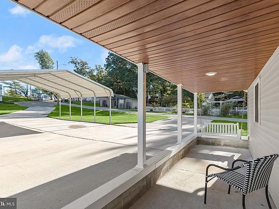 4th image of 900 Rosedale Ave