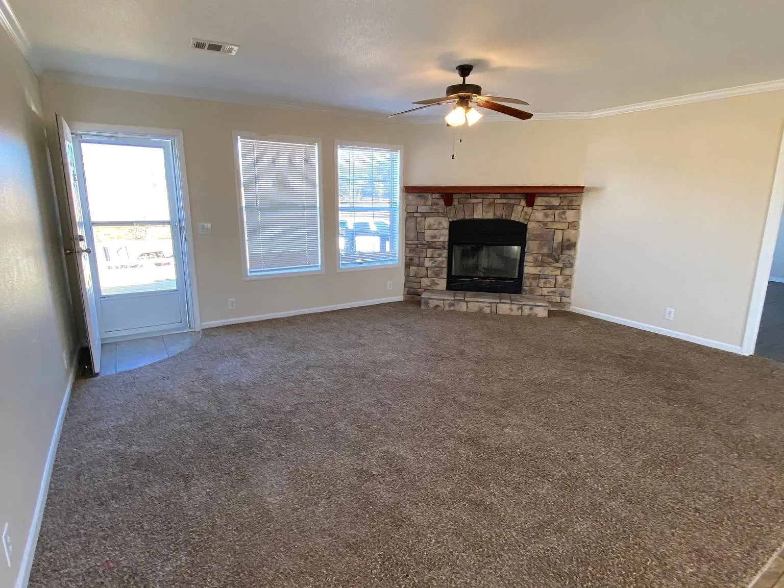 3 bed, $1,000 — Photo 2