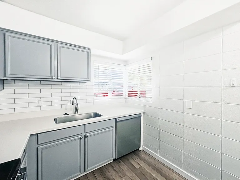 1911 E Amelia Ave #7 — Photo 20