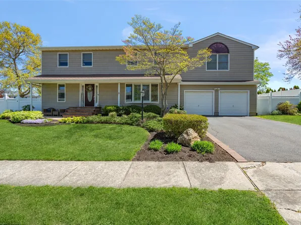 5 Beaumont Lane, Lake Grove, NY 11755