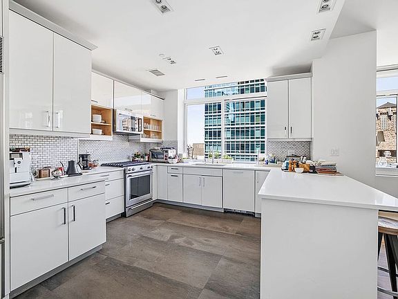3rd image of 212 E 57th St #1920A